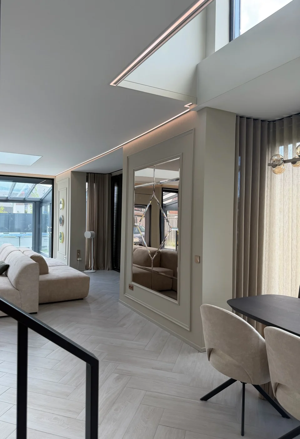 Bronzen Artiva spiegel met sierlijsten op kleur, gezien vanuit de eetruimte van Villa Almere