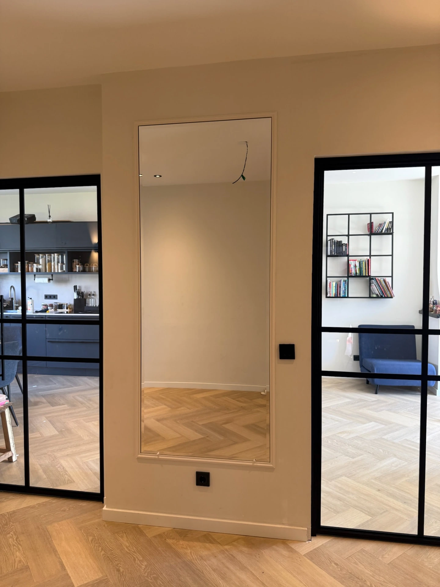 Artiva Mirror met facet tussen stalen deuren