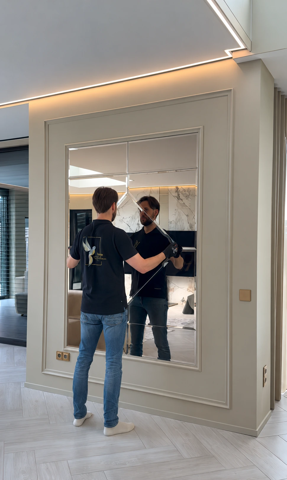 Installateur monteert een maatwerkspiegel met sierlijst